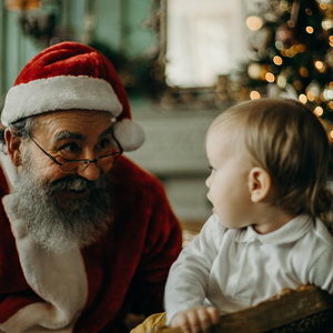 Weihnachtsmann und Enkel. Diskussion über Interpretation